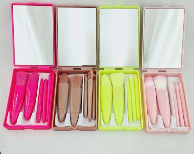 ست براش دار 5 تیکه جعبه دار همراه آینه (رنگ بندی رندوم )